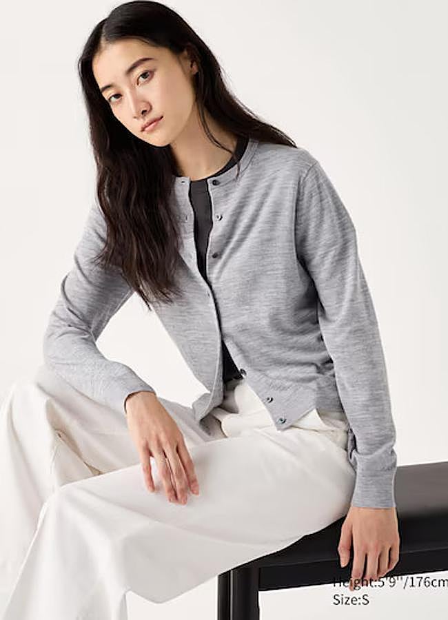 Imagen - Cárdigan de punto fino en color gris de Uniqlo.