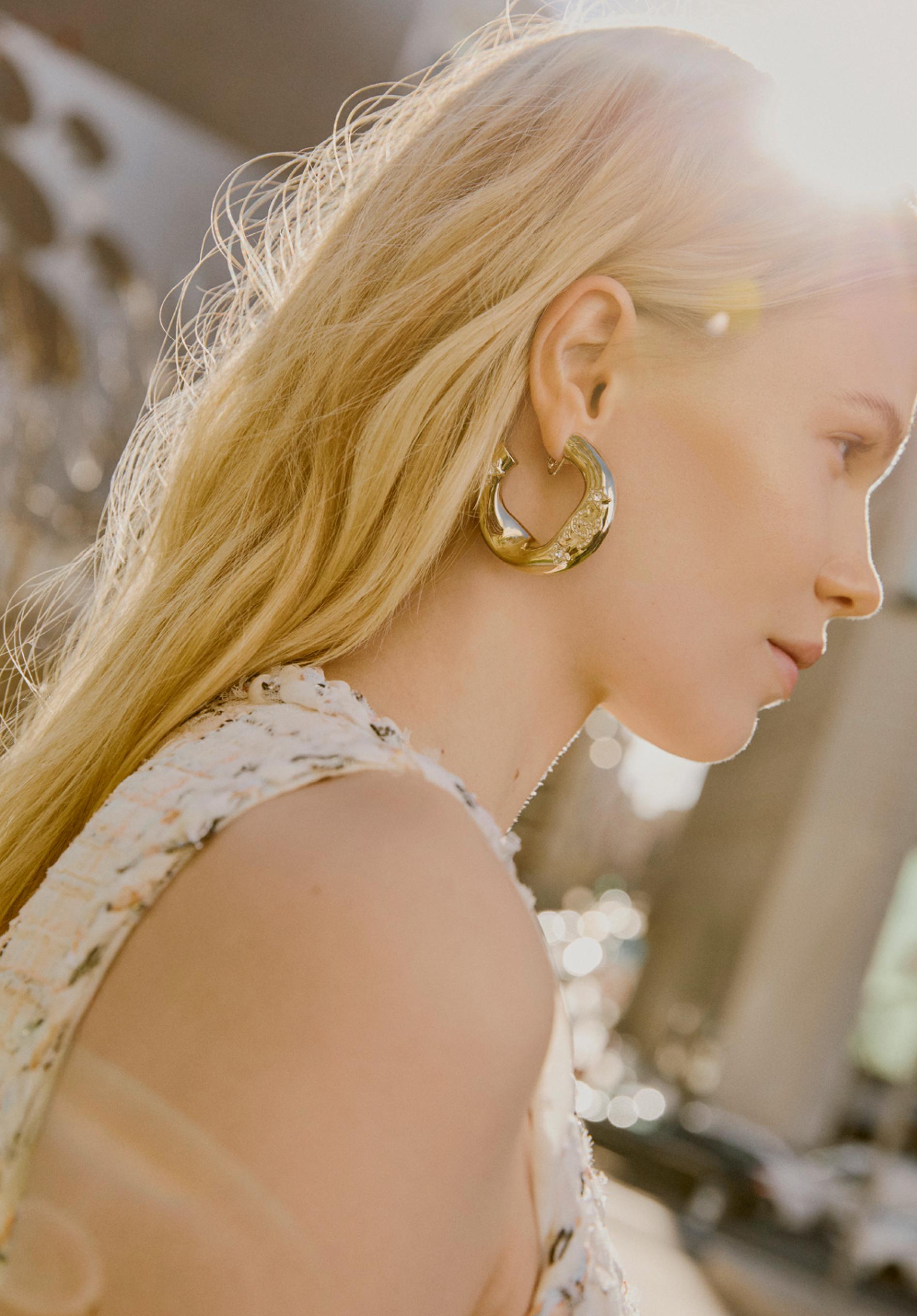 La modelo lleva look de maquillaje natural con productos de Chanel Beauty.