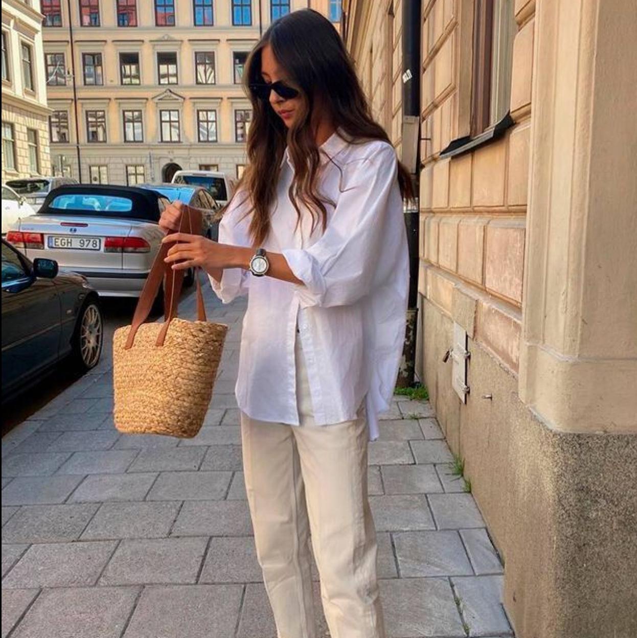 Influencer con vaqueros en color neutro