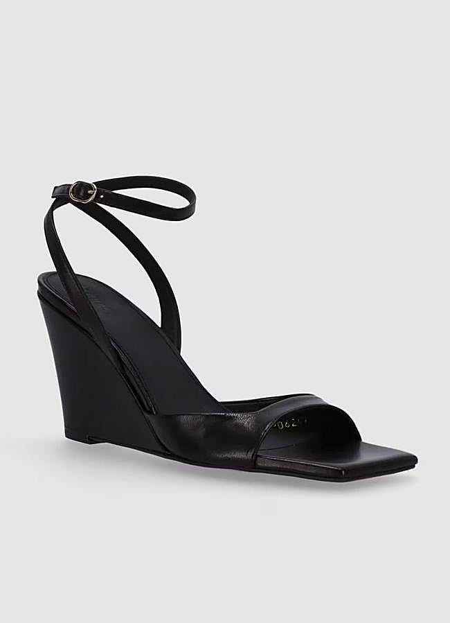 Imagen - Cuñas de piel negra con pulsera al tobillo