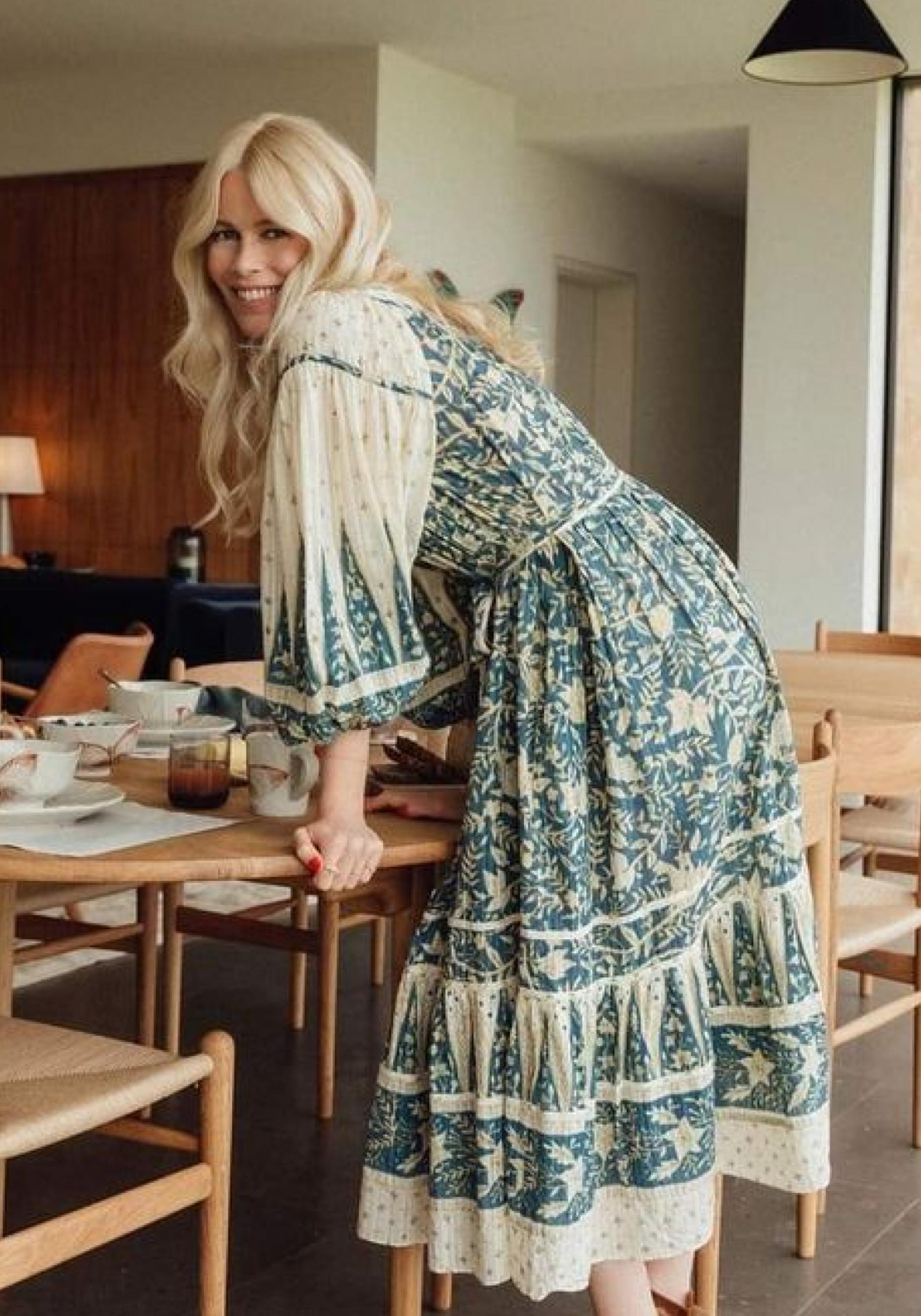 Claudia Schiffer con vestido boho a los 50