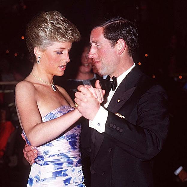 Carlos de Inglaterra bailando junto a Diana de Gales, en una imagen de archivo. 