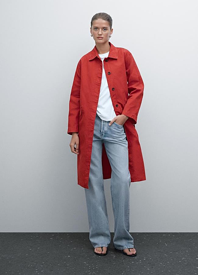 Imagen - Gabardina en color rojo de Massimo Dutti (169 euros):