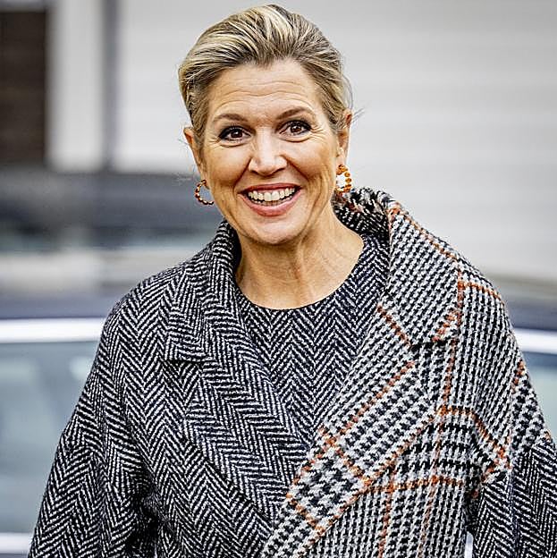 El look de Máxima de Holanda perfecto para los últimos días de frío: abrigo de Oscar de la Renta y botas de ante