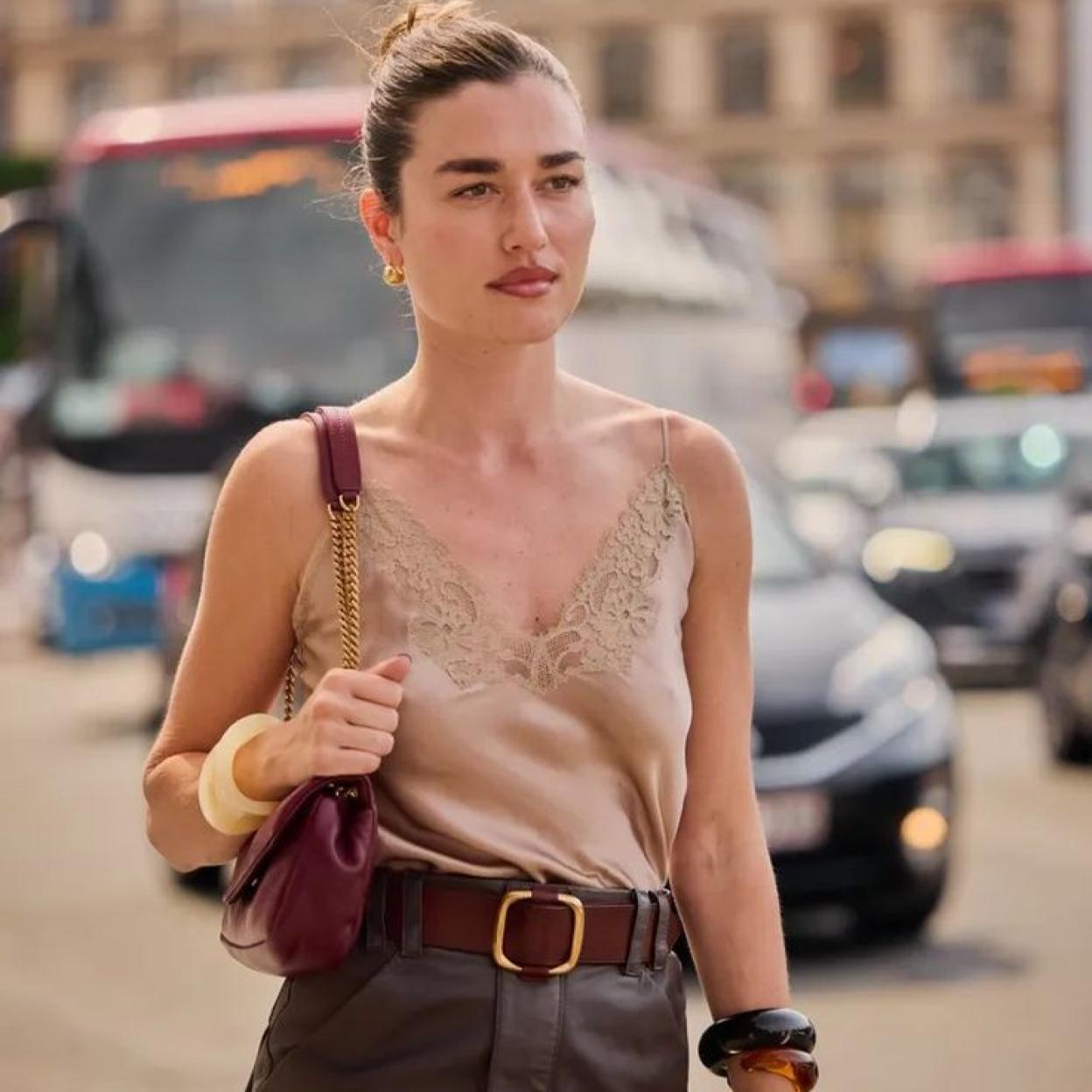 Influencer con top lencero elegante