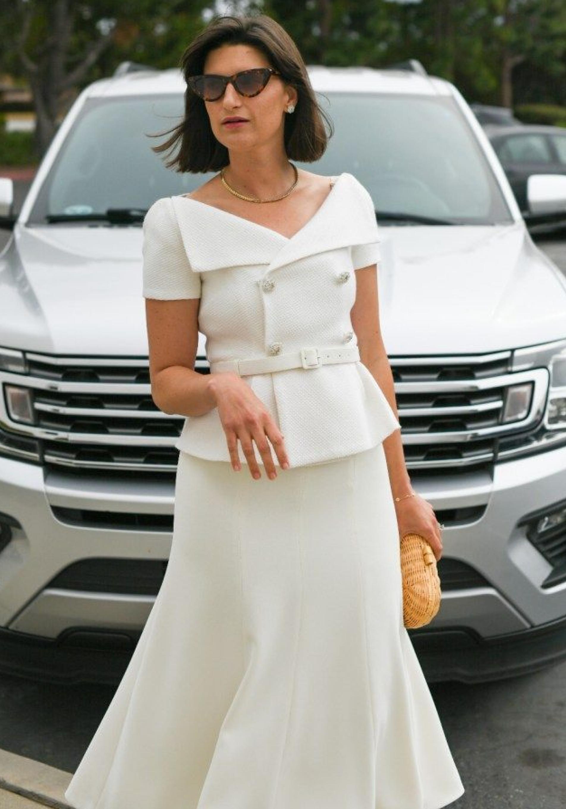 Influencer mayor de 50 con total look blanco