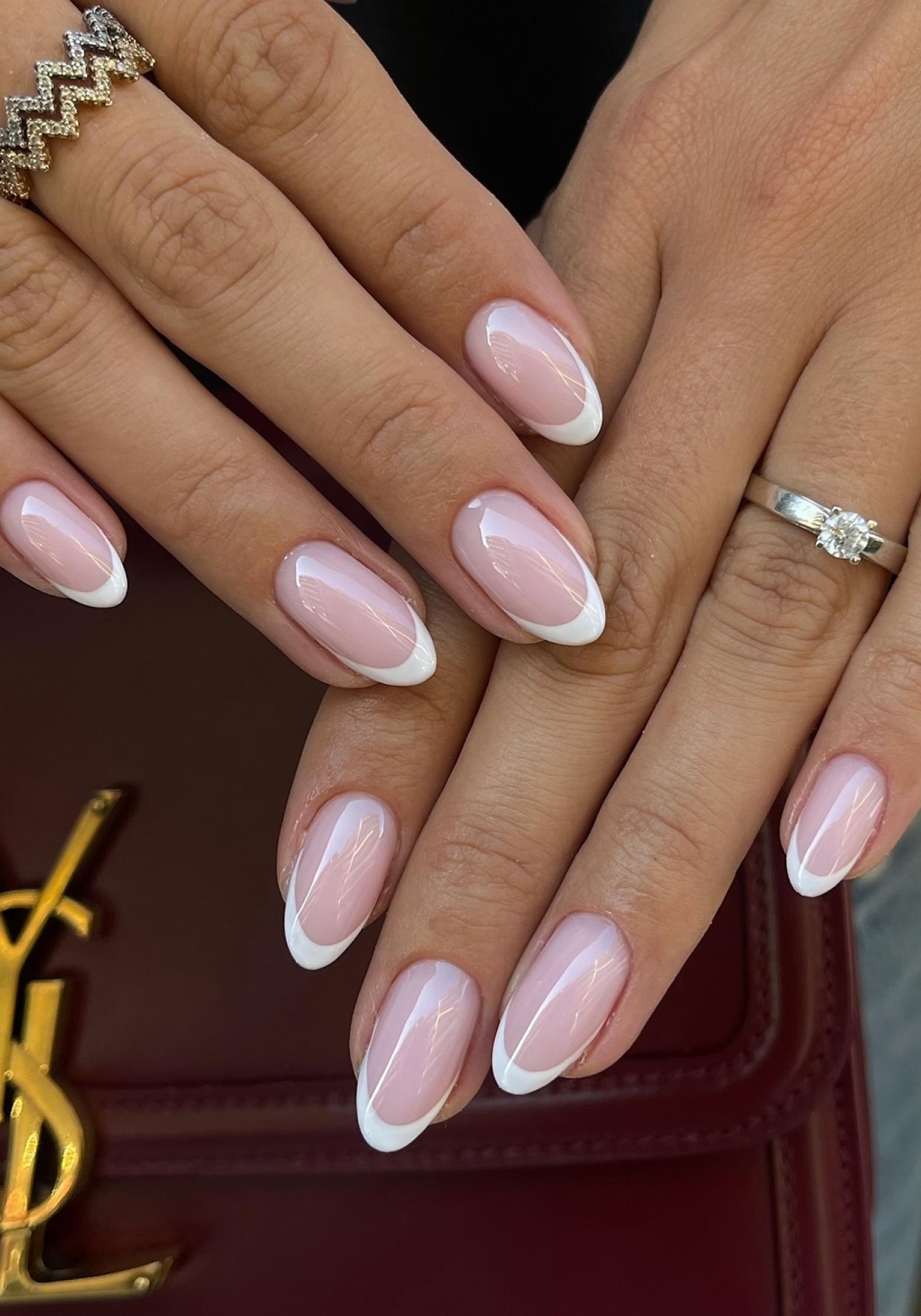 Estas son las ideas de uñas para mujeres +50 con las que arrasarás. 