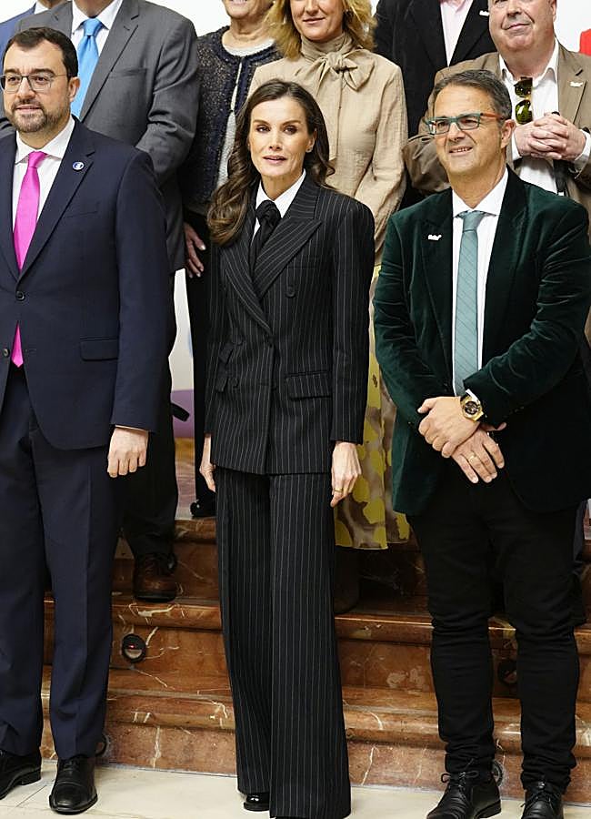 Imagen - La reina Letizia con un traje de chaqueta y pantalón de raya diplomática de Sandro. / LIMITED PICTURES