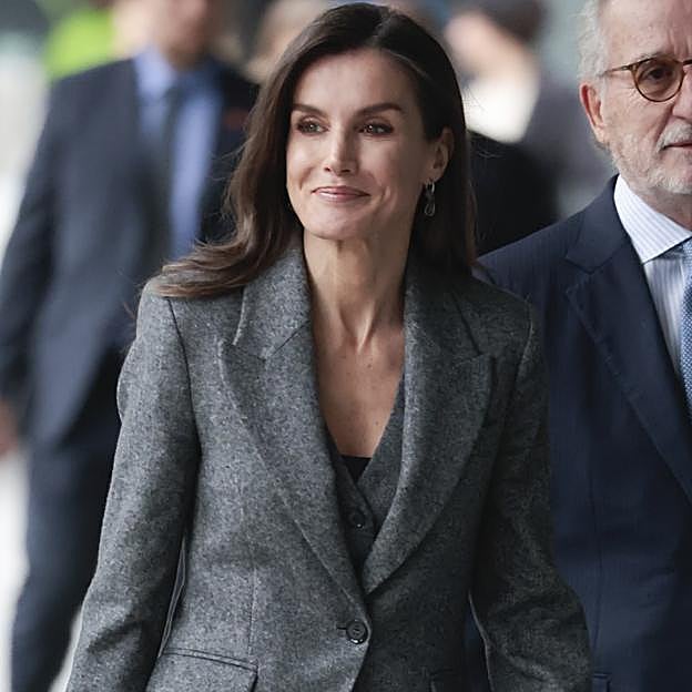 Camisetas básicas interiores: el truco de la reina Letizia para no pasar frío cuando no luce abrigos grandes