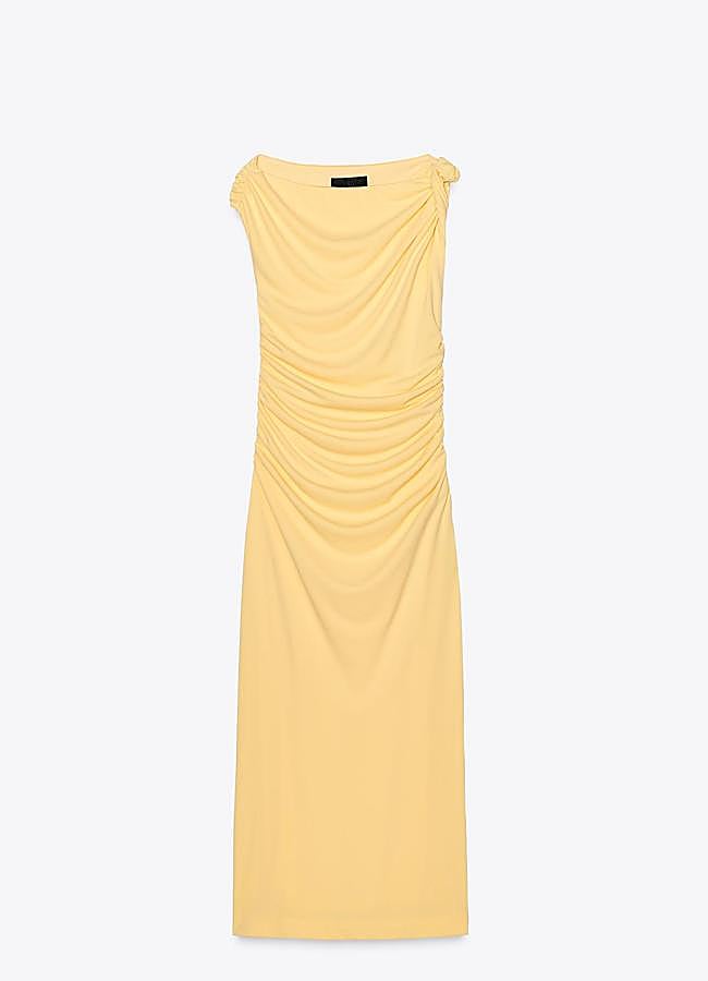 Imagen - Vestido fruncido en color amarillo de Zara.
