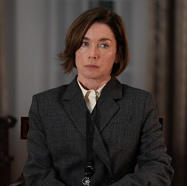 Julianne Nicholson interpreta en Paradise a Sinatra, una misteriosa mujer que tiene un papel muy relevante en la vida de Xavier.