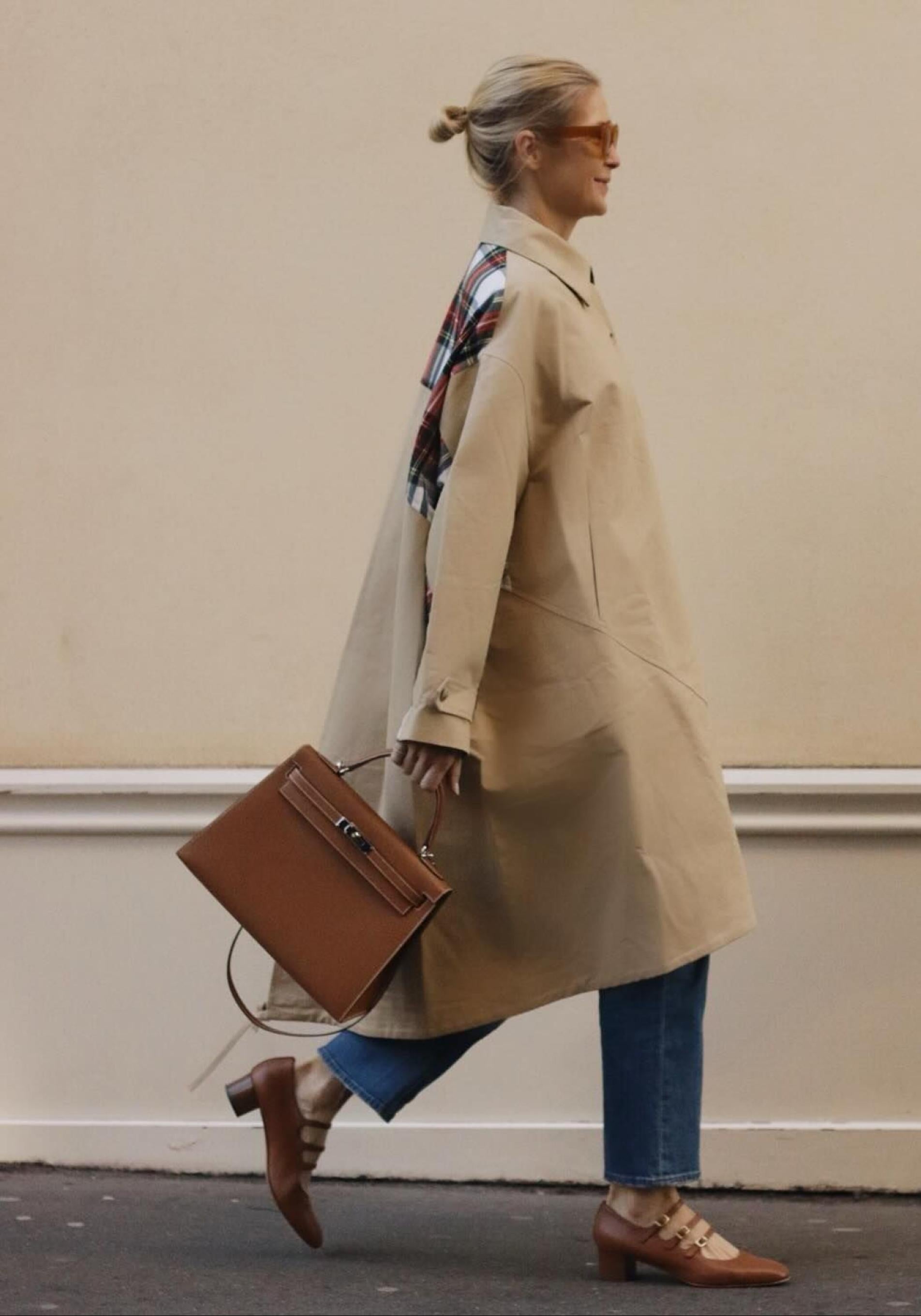 Kelly Rutherford a los 50 con gabardinas para primavera