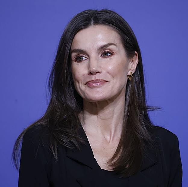 La reina Letizia estrena un vestido abrigo sobrio y elegante con bailarinas kitten heels en el Concierto por las Víctimas del Terrorismo 