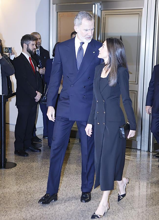 Imagen - La reina Letizia con un vestido abrigo de color negro. / LIMITED PICTURES