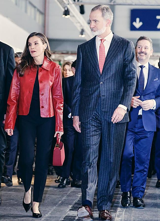 Imagen - La reina Letizia lució en ARCO un look con chaqueta de mango. / LIMITED PICTURES