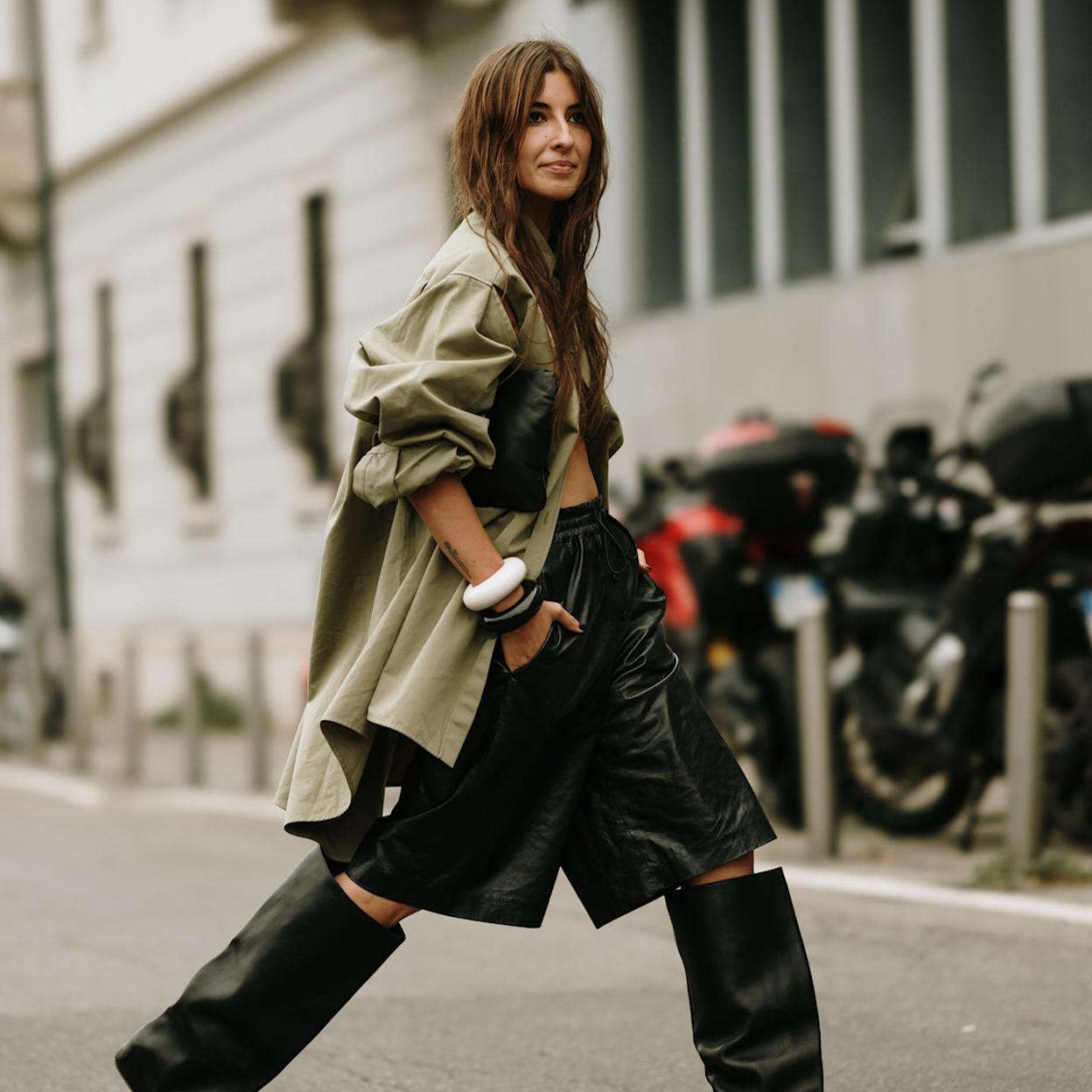 Mujer con bermudas anchas