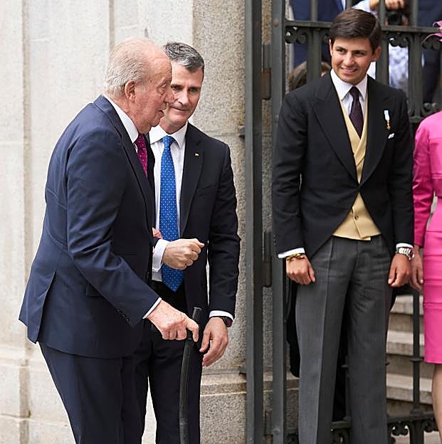 Juan de Urquijo, con el rey Juan Carlos en la boda de su hermana, Teresa. 