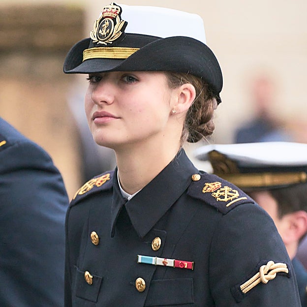 Leonor con los pasadores del Collar de Carlos III (azul), de la Gran Cruz del Mérito Militar (blanco) y de la orden portuguesa (rojo), además del nudo de alumna distinguida. 