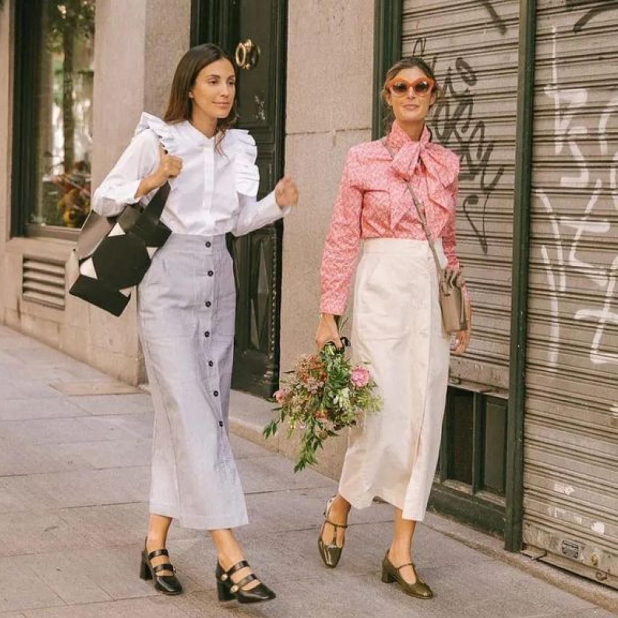 Mujeres en el street style con look de falda vaquera blanca
