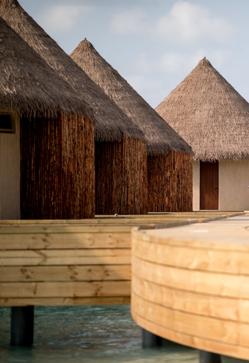 Imagen secundaria 2 - En orden: villas sobre el agua, restaurante The Retreat y AVI Spa, del Hotel InterContinental Maldivas.