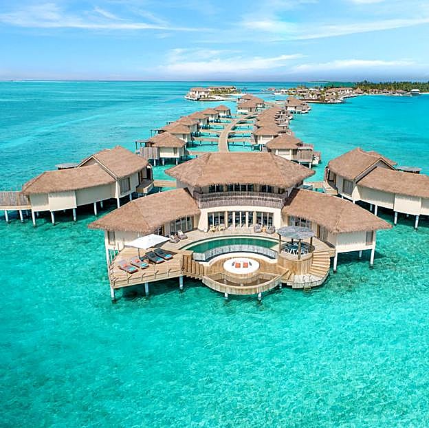 Imagen principal - En orden: villas sobre el agua, restaurante The Retreat y AVI Spa, del Hotel InterContinental Maldivas.