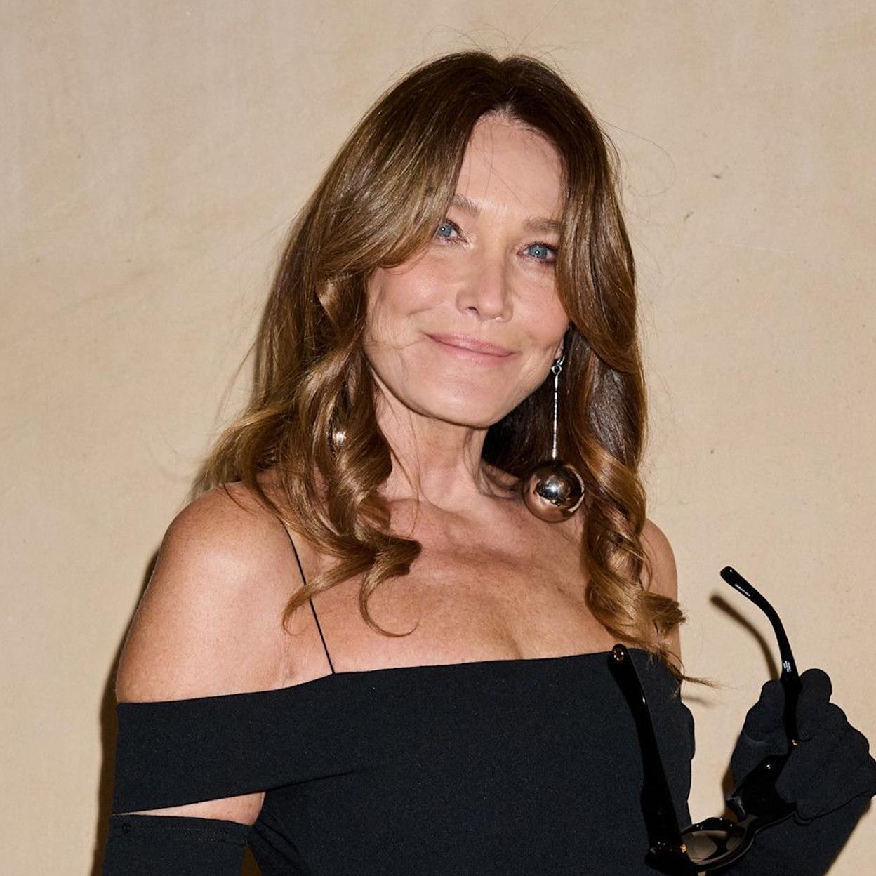 Carla Bruni con piel madura