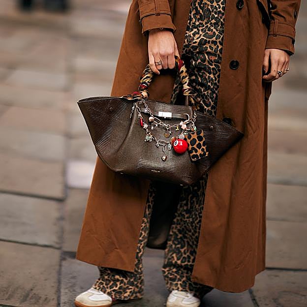 Un bolso de la firma DeMellier en el street style.