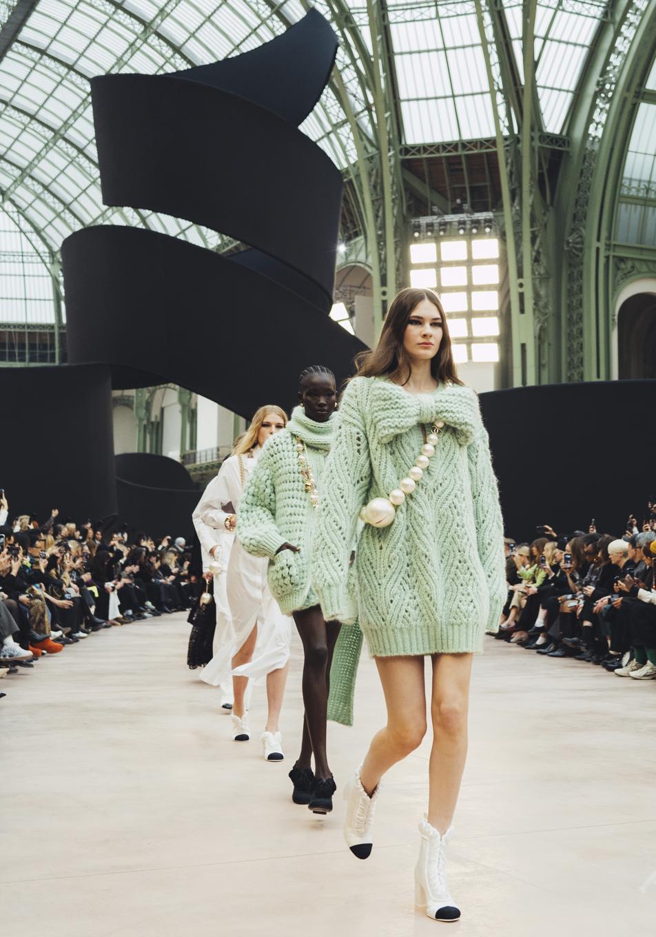 Semana de la Moda de París: Chanel presenta una colección fiel a su estética con el tweed, perlas y romanticismo