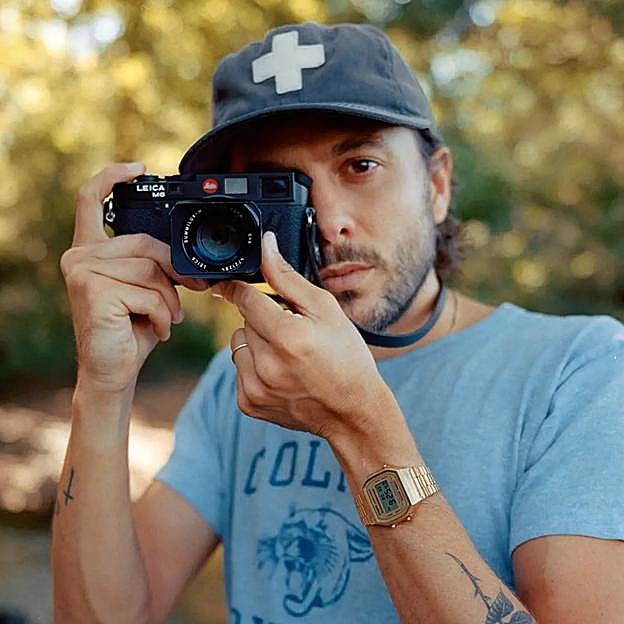 Imagen principal - Leica M6 (5.850 euros), Beogram 4000 de Bang&Olufsen x Saint Laurent (3.000 euros) y libro edición lujo de Gio Ponti de Taschen (3.000 euros).