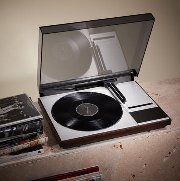 Imagen secundaria 1 - Leica M6 (5.850 euros), Beogram 4000 de Bang&Olufsen x Saint Laurent (3.000 euros) y libro edición lujo de Gio Ponti de Taschen (3.000 euros).