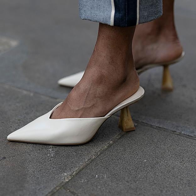Zapatos escotados, la tendencia que ha conquistado el street style y que no puede faltar en tu armario esta primavera