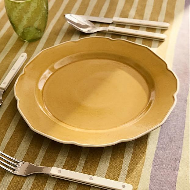 Plato llano amarillo, 9.99 euros.