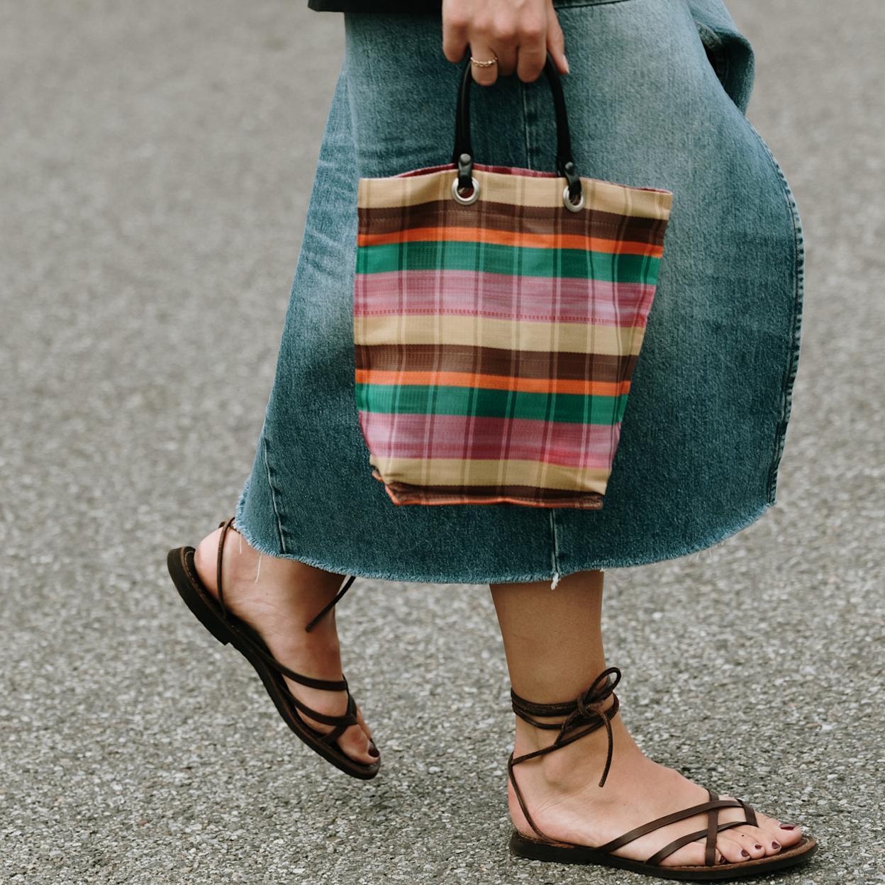 Un look con sandalias planas.