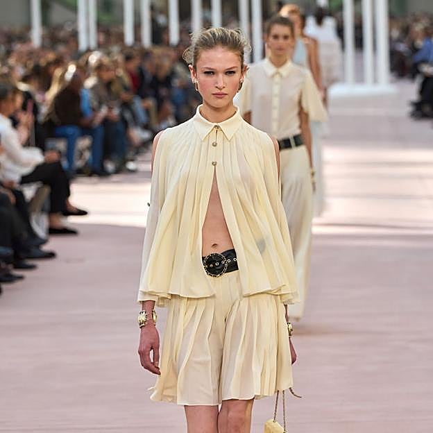 Imagen principal - Looks en amarillo mantequilla para la primavera 2025 de Chanel, Chloé y Lacoste.