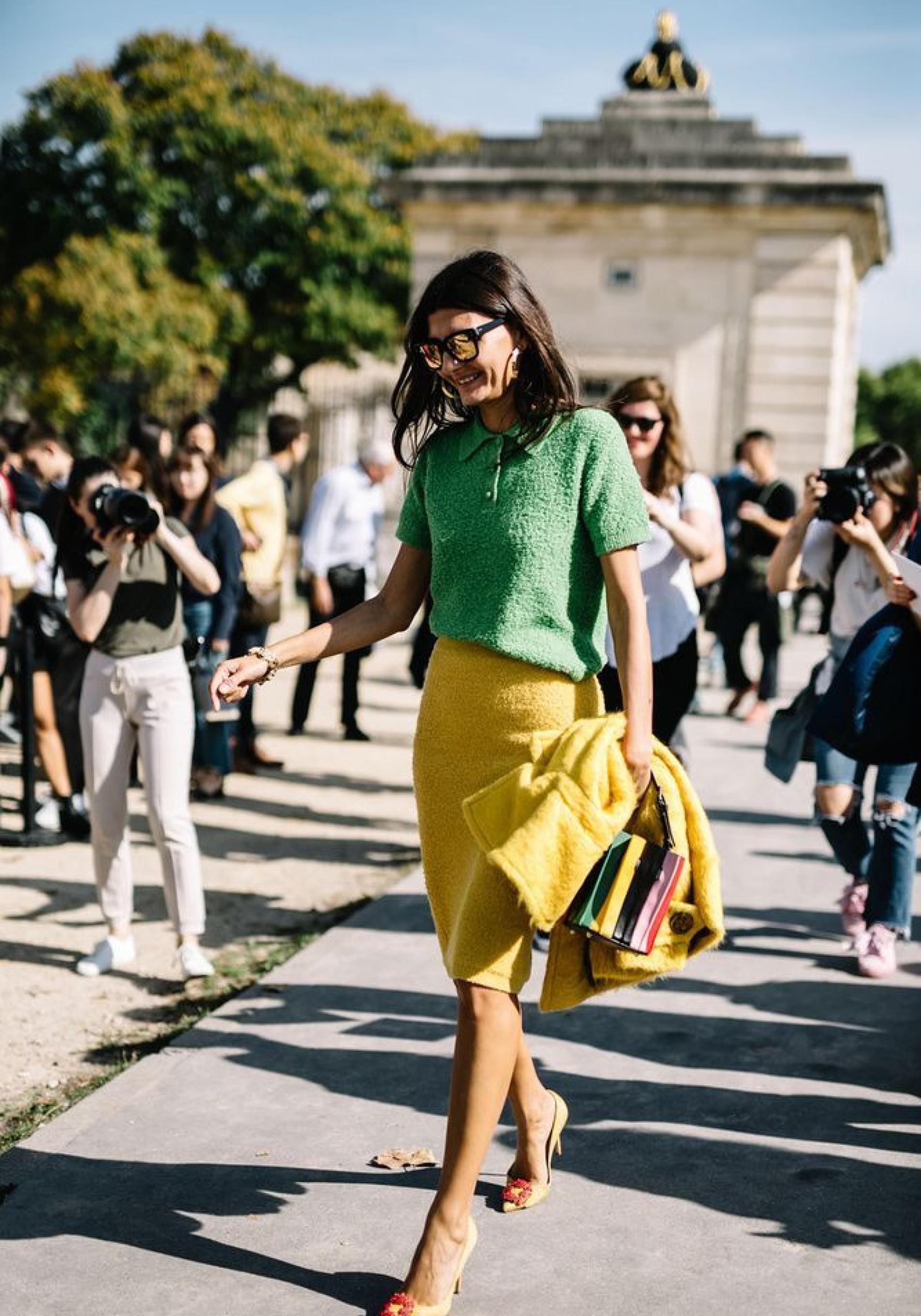 Influencer mayor de 50 años con jersey de manga corta