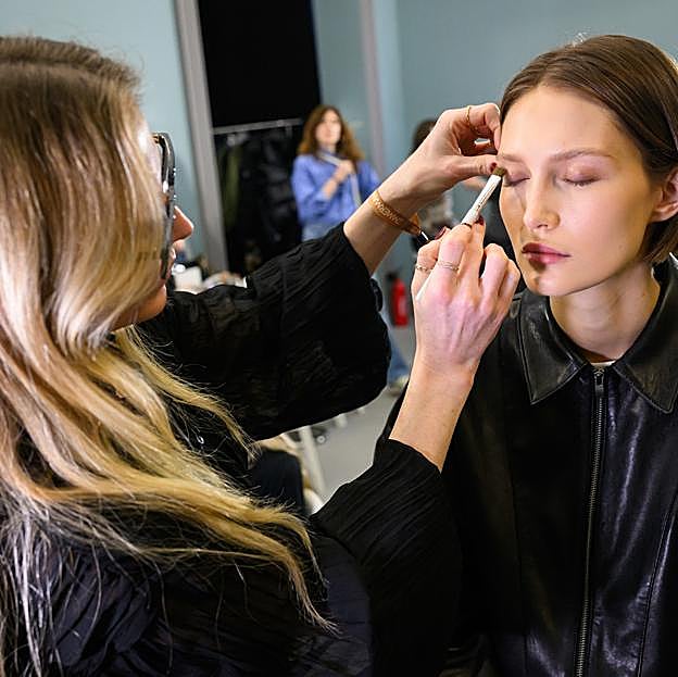Modelo en backstage maquillándose