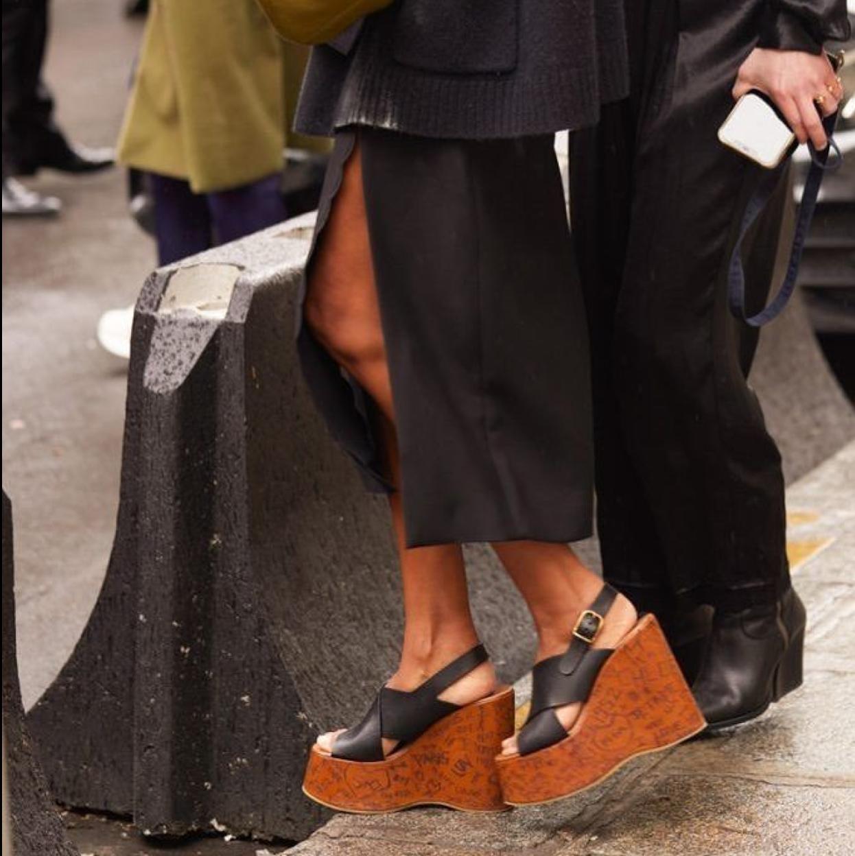 Influencer con plataformas de madera en el street style