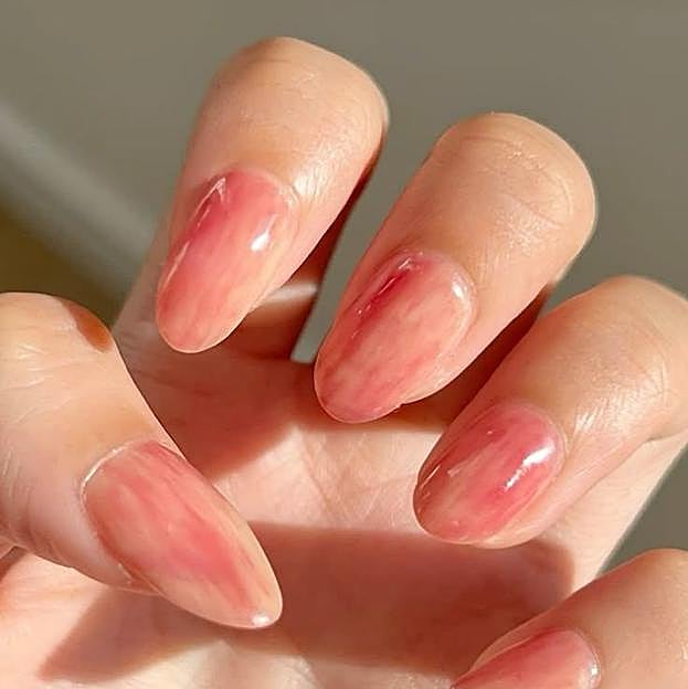 Uñas marmoladas en colores melocotón