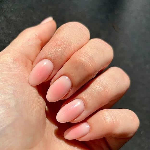 Uñas blush en tono melocotón