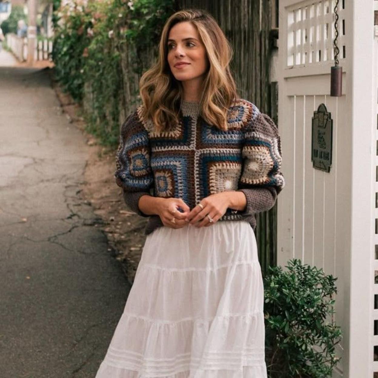 Influencer con jersey de crochet