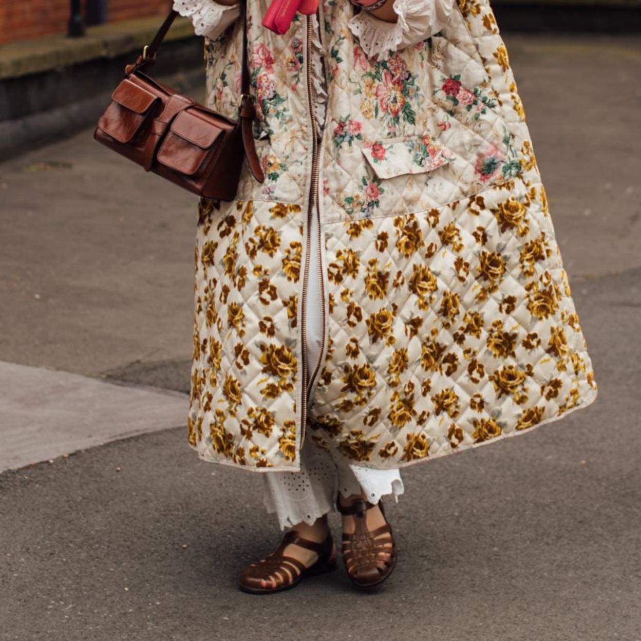 Un look de street style con cangrejeras.