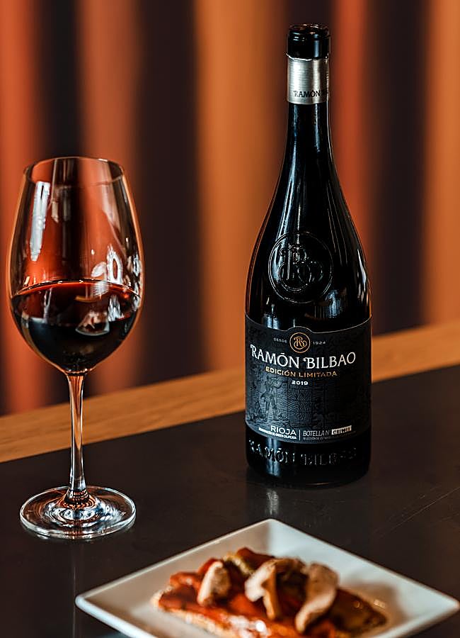 Imagen - Botella de Ramón Bilbao Edición Limitada Tempranillo, un regalo ideal para los padres que ven el mundo de otra forma. /DR
