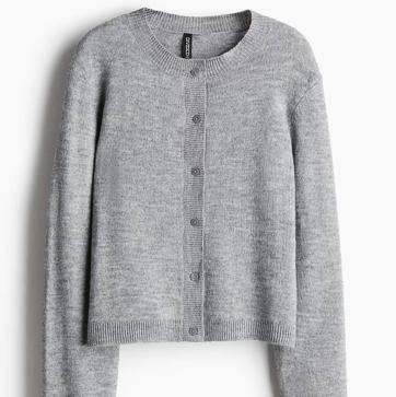 Imagen secundaria 1 - Bolso Flamenco Purse mediano en piel napa de cordero de Loewe (3000€)/ Vestido midi detalle drapeado de Mango (22,99€)/ 