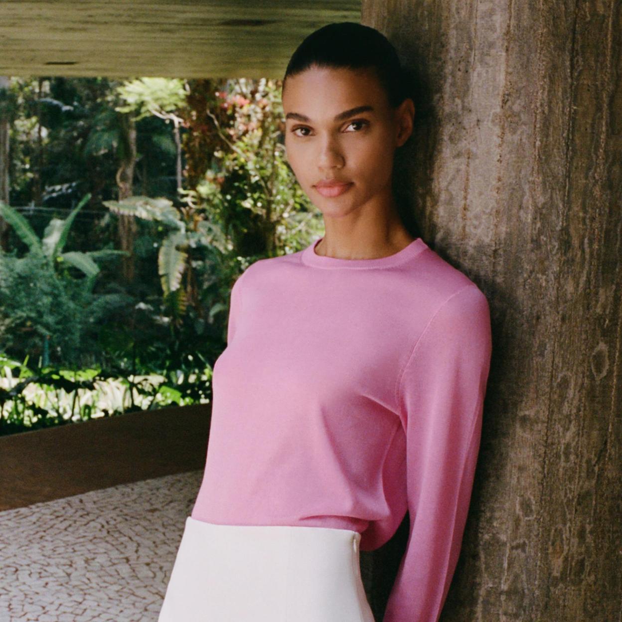 Una modelo con jersey finito de Zara.