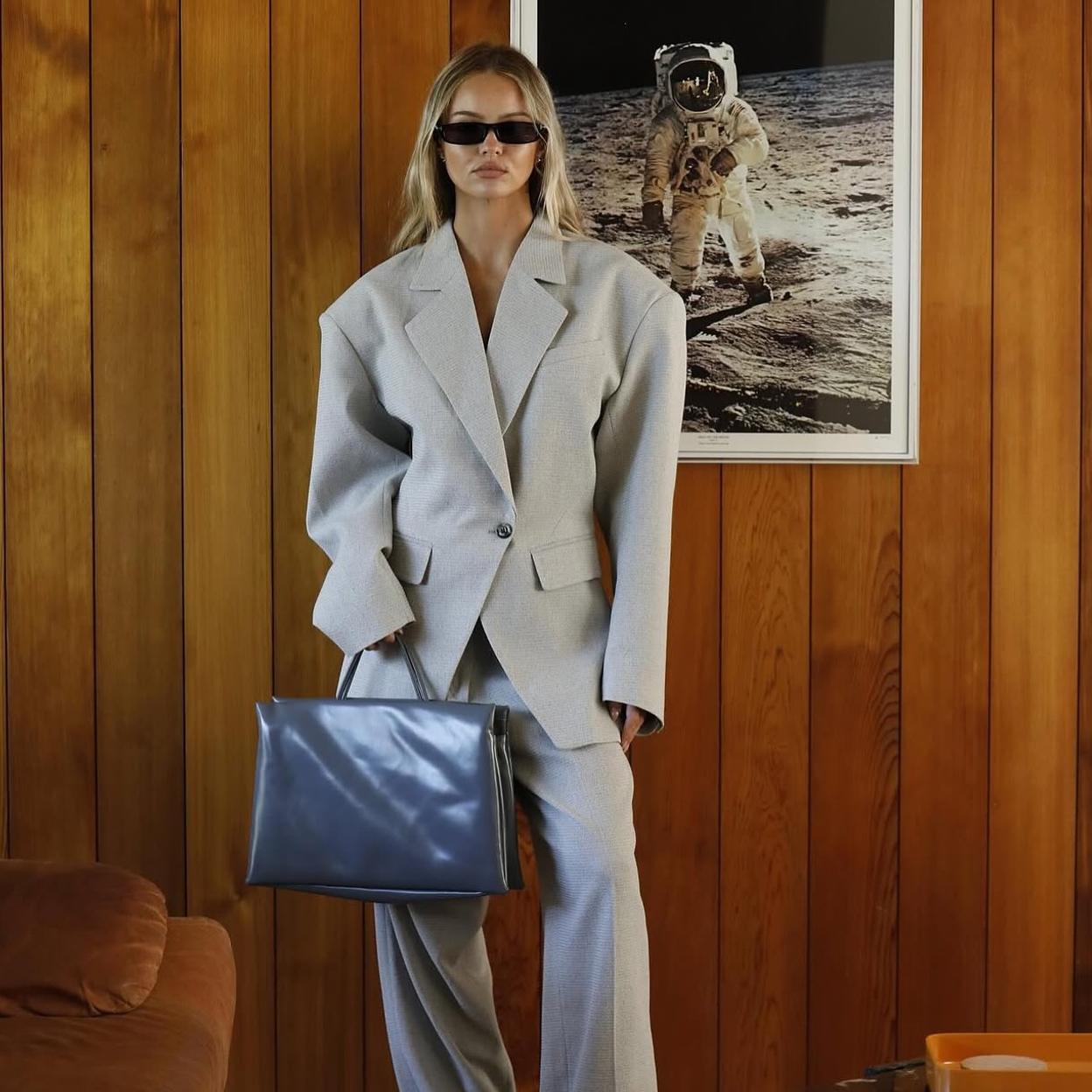 Estos son los pantalones de traje que las parisinas recomiendan llevar.