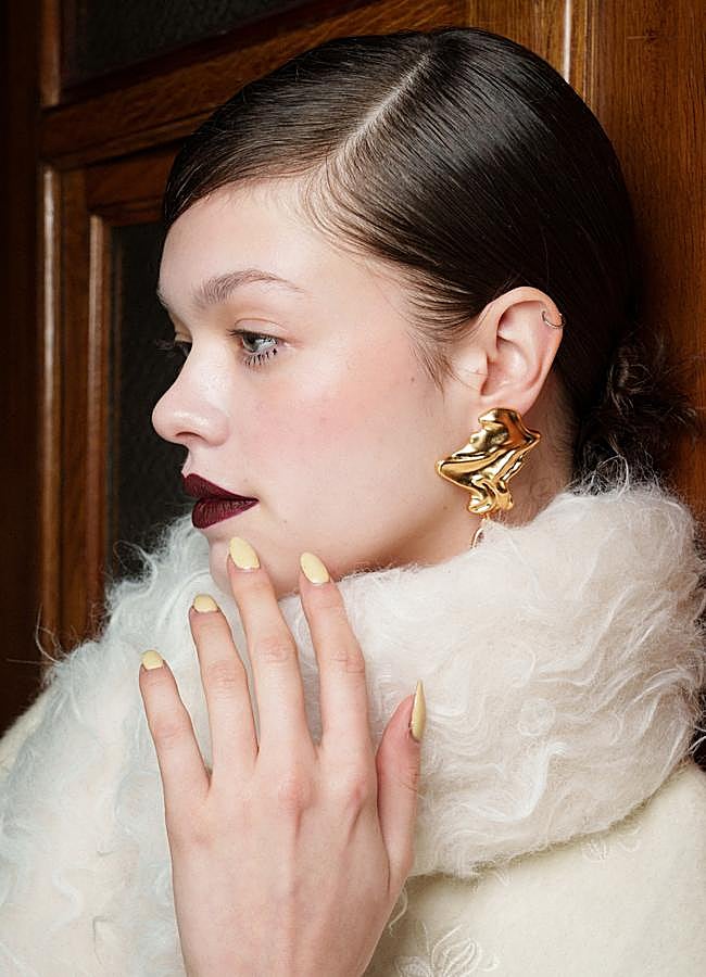 Imagen - Unas uñas en color amarillo mantequilla. Foto: Launchmetrics spotlight.