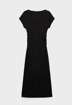 Imagen secundaria 2 - Bolso Flamenco Purse mediano en piel napa de cordero de Loewe (3000€)/ Vestido midi detalle drapeado de Mango (22,99€)/ 