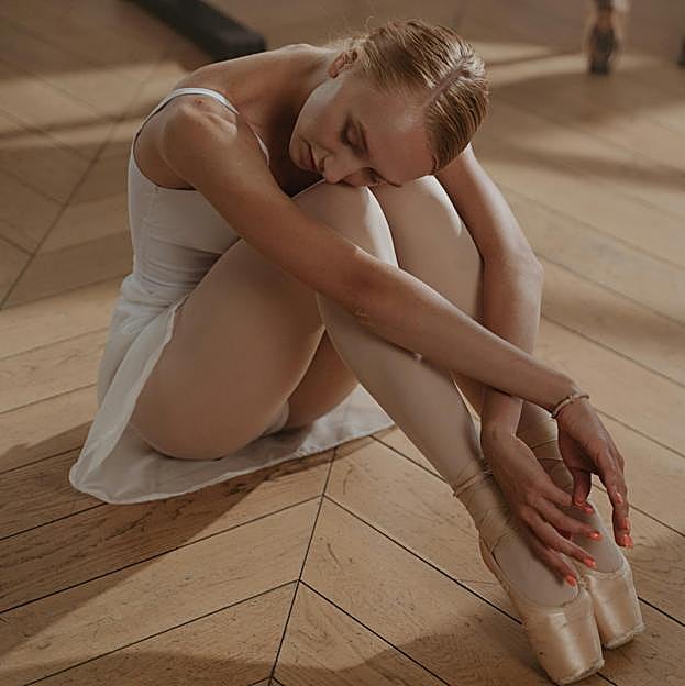 Mujer practicando ballet. 