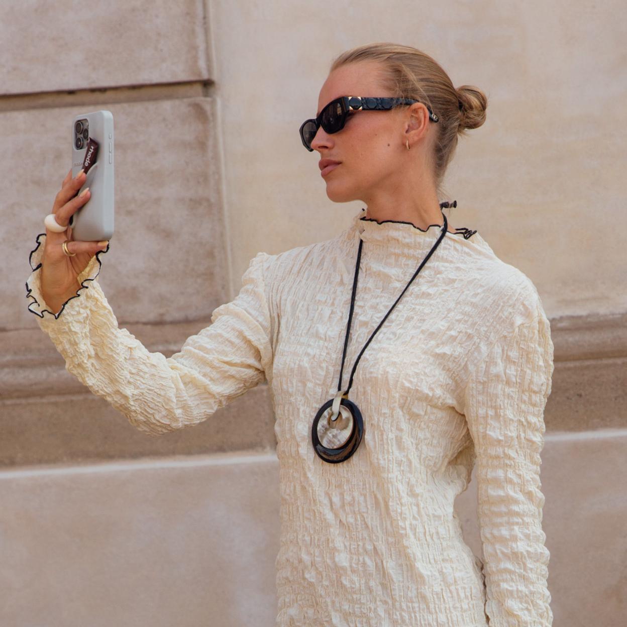 Mujer haciendose un selfie con el móvil