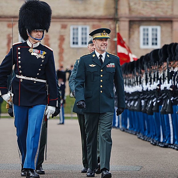 Federico X pasando revista a la Guardia Real. 